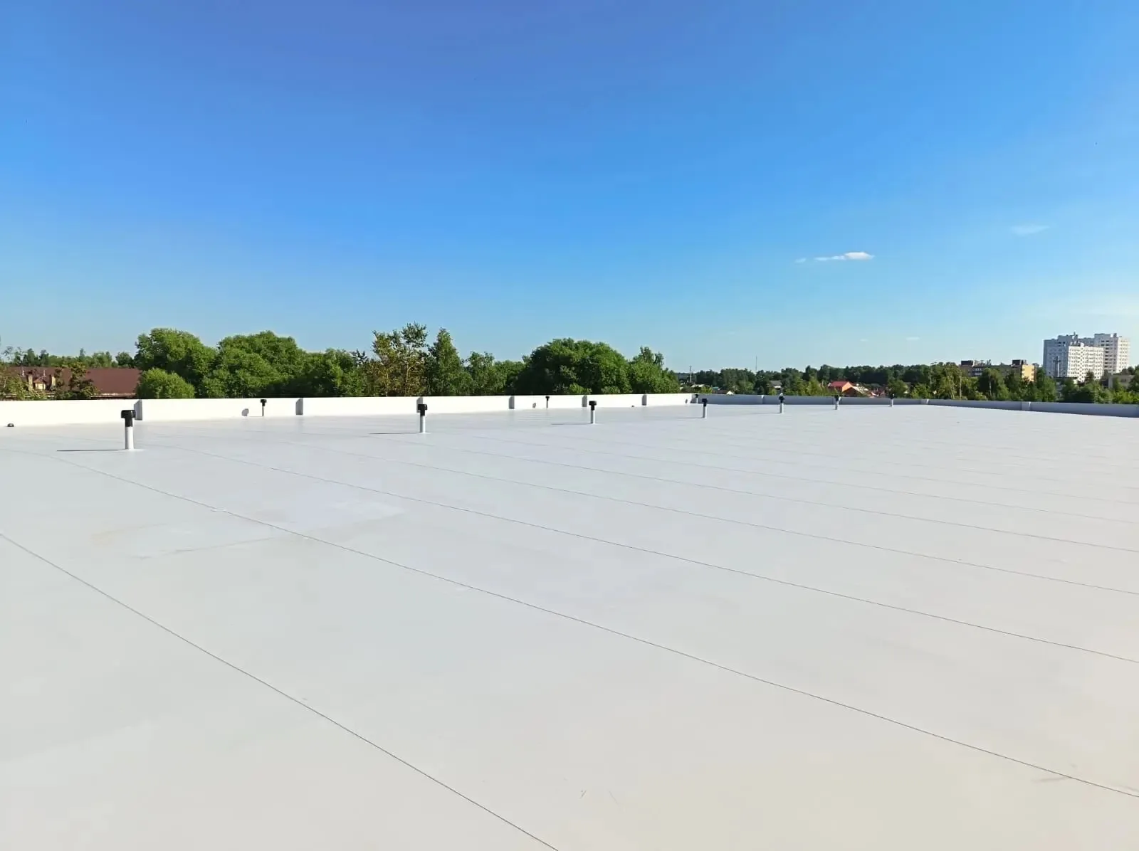Готовая плоская кровля складского комплекса площадью 1460 м²